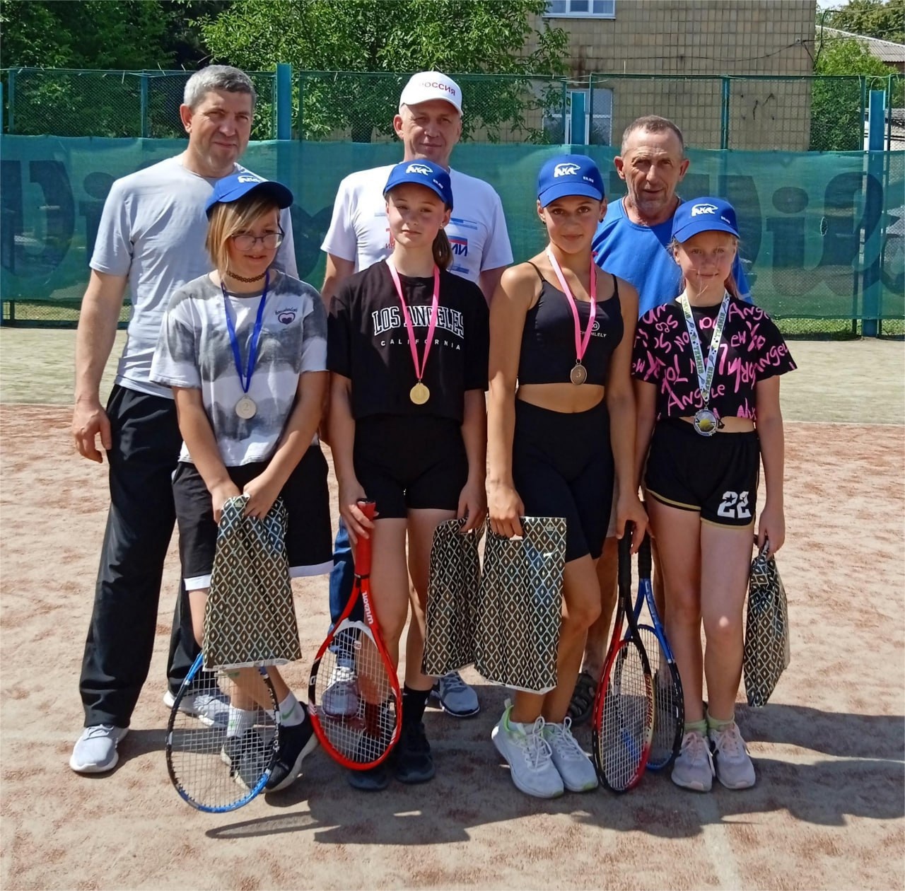 В пгт Володарское состоялся турнир по теннису среди школьников в честь Дня России.