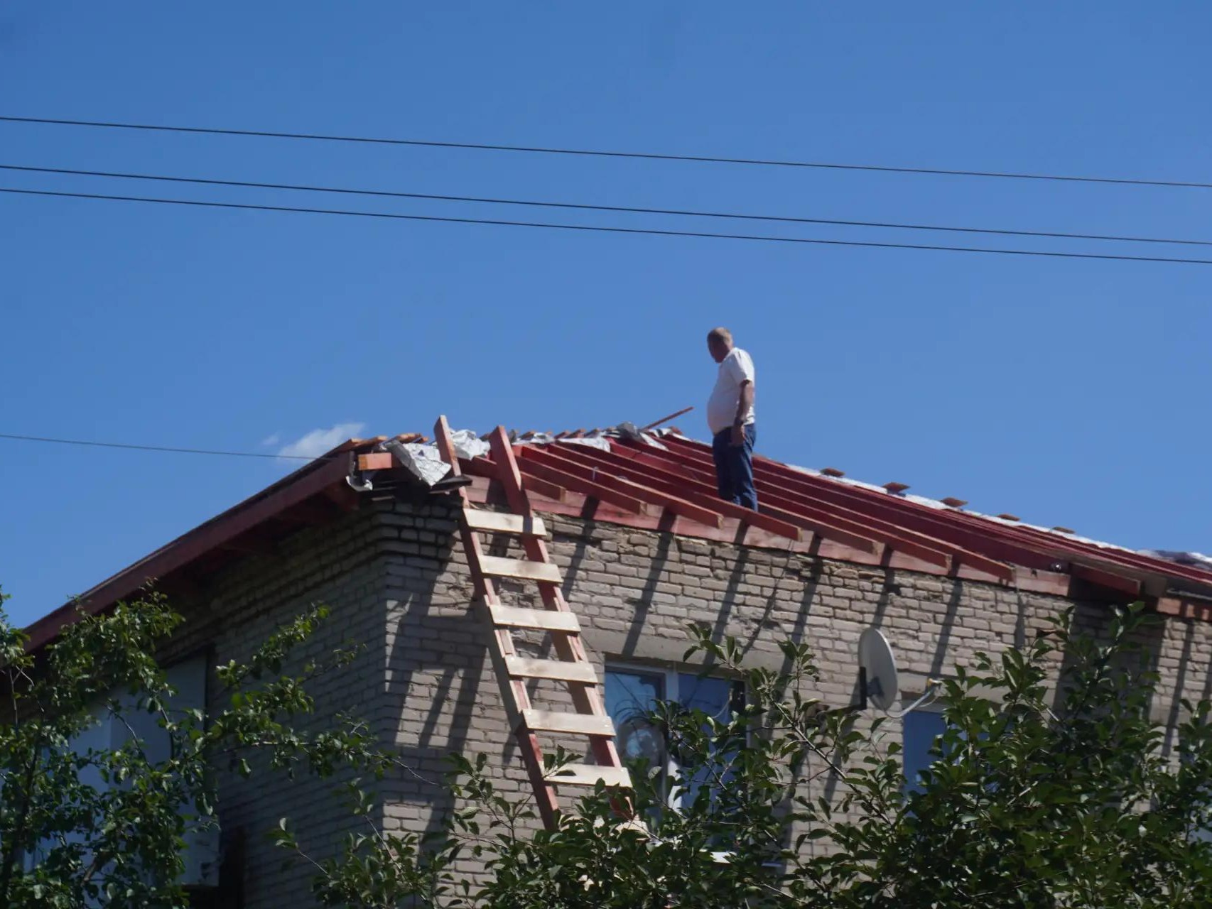 В Володарском муниципальном округе продолжаются работы по ремонту кровель многоквартирных домов.