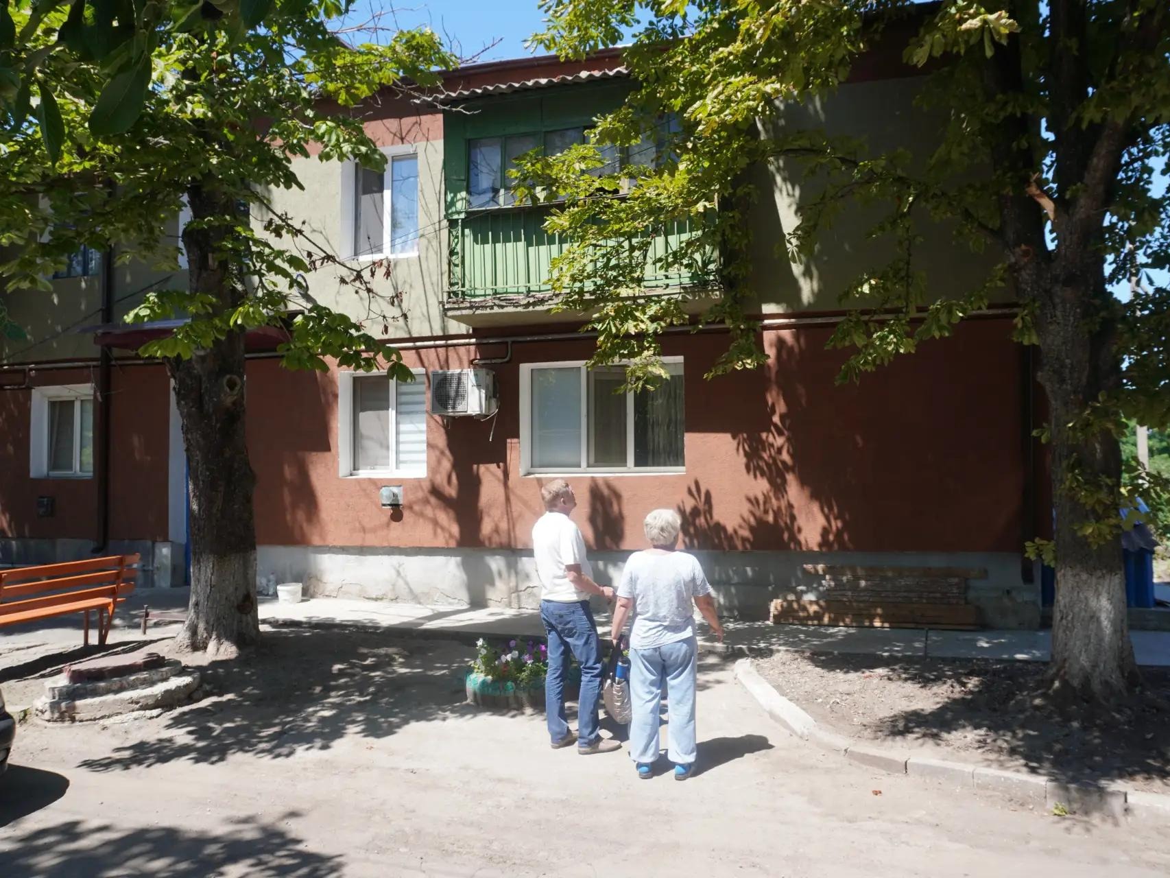 В Володарском муниципальном округе продолжаются работы по ремонту кровель многоквартирных домов.