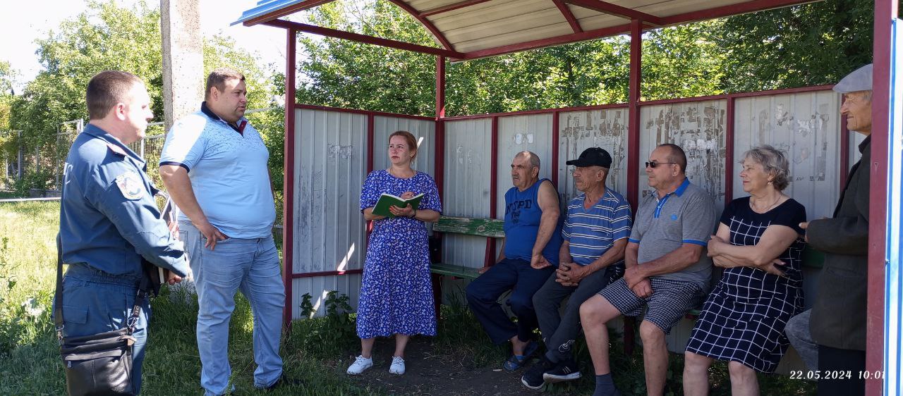 Глава  администрации Володарского района Иван Степанченко провел встречу с жителями села Сергеевка.